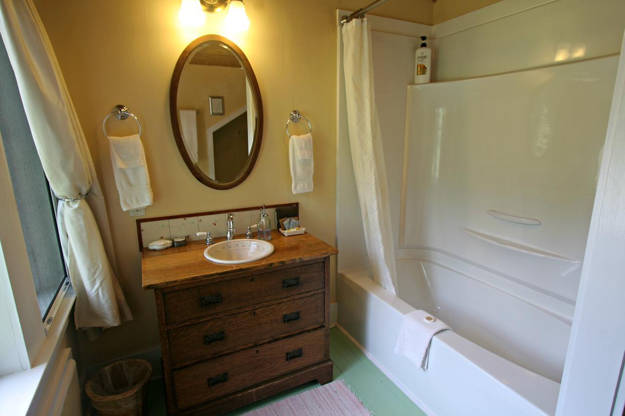 Kangaroo House Bed & Breakfast Eastsound Exterior photo